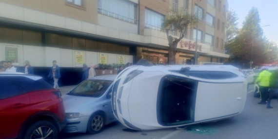 Kontrolden çıkan otomobil park halindeki araçlara çarptı