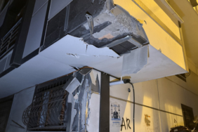 Kontrolden çıkan vinç otomobillere ve binaya çarptı