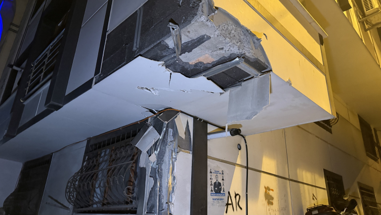 Kontrolden çıkan vinç otomobillere ve binaya çarptı