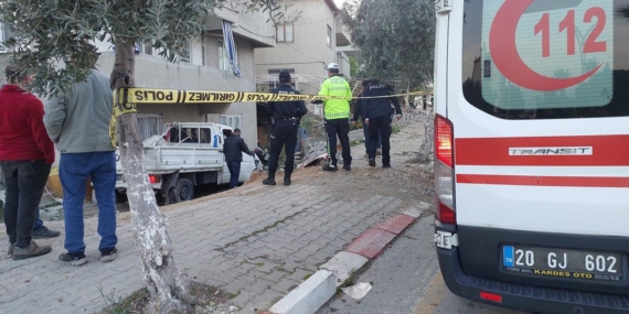 Kontrolünü kaybeden kamyonet önce ağaca çarptı ardından evin bahçesine girdi