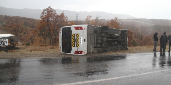 Konya’da öğrenci servisi devrildi: 29 yaralı