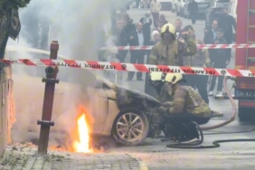 Küçükçekmece'de yer altı kablolarından çıkan yangın otomobili yaktı