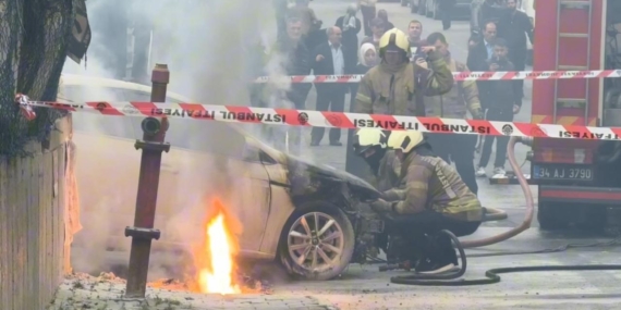 Küçükçekmece’de yer altı kablolarından çıkan yangın otomobili yaktı