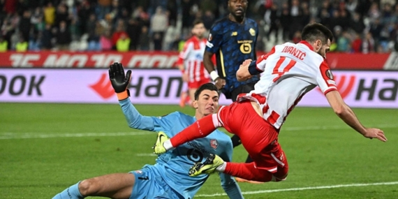 Kurtardığı penaltılarla gündem olan Berke Özer bu kez takımını yaktı!