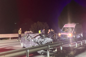 Kütahya'da otomobil tıra çarptı