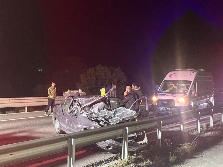 Kütahya'da otomobil tıra çarptı