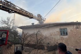 Kütahya'da yangın: İki ev ve bir ahır kullanılamaz hale geldi