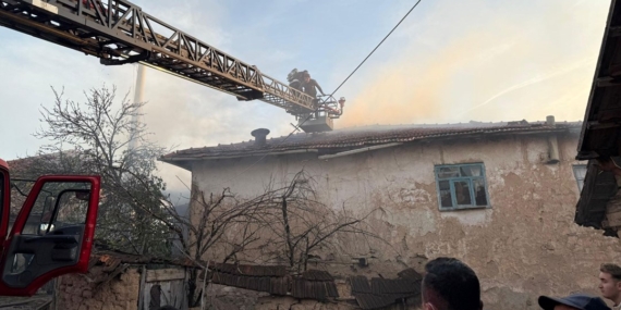 Kütahya’da yangın: İki ev ve bir ahır kullanılamaz hale geldi