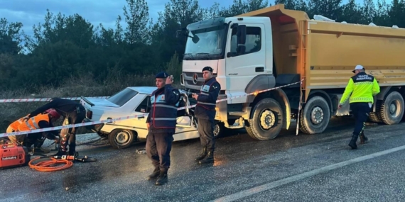 Manisa’da kamyon ile otomobil çarpıştı: 1 ölü
