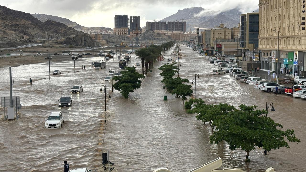 Mekke'nin güneyinde dünden beri devam eden yağışlar sele yol açtı
