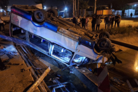 Mersin'de minibüs ile otomobil çarpıştı: 11 yaralı