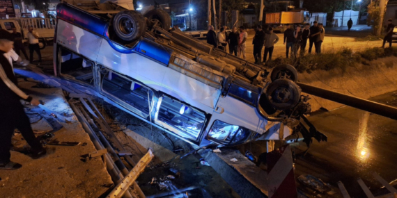 Mersin’de minibüs ile otomobil çarpıştı: 11 yaralı