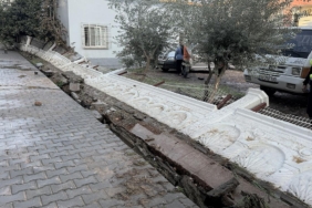 Mersin'de su borusu patladı: Siteleri su bastı, istinat duvarı yıkıldı