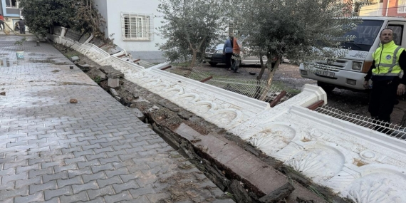 Mersin’de su borusu patladı: Siteleri su bastı, istinat duvarı yıkıldı