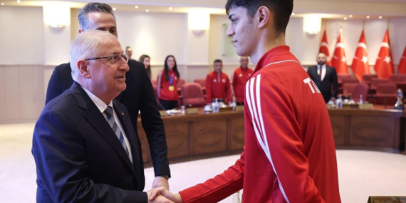 Milli Savunma Bakanı Güler, Tekvando Milli Takımını kabul etti