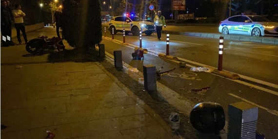 Motosiklet yolun karşısına geçmek isteyen yayaya çarptı: 3 ağır yaralı