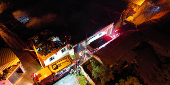 Müstakil evde çıkan yangın bitişikteki eve sıçradı, 2 ev küle döndü