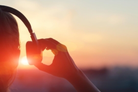 Müzik dinlemek demans riskini azaltabilir