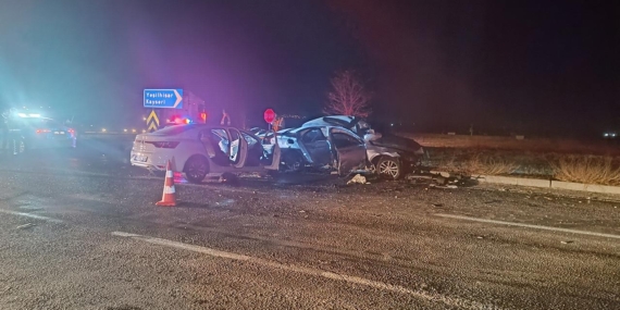 Niğde’de iki otomobil çarpıştı: 3 ölü, 6 yaralı
