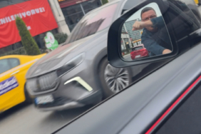 Öfkeli sürücü, trafikte tartıştığı sürücünün kapısını işte böyle açmaya çalıştı