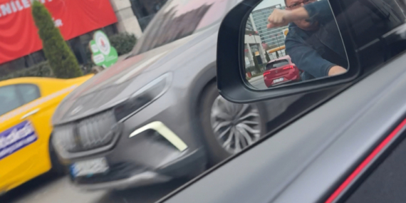 Öfkeli sürücü, trafikte tartıştığı sürücünün kapısını işte böyle açmaya çalıştı