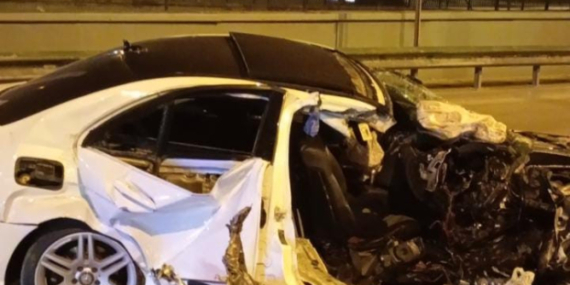 Önce direğe sonra minibüse çarptı: 6 yaralı