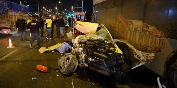 Otomobil, tır ve belediye otobüsünün karıştığı kazada 2 kişi öldü, 3 yaralı