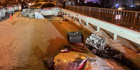 Otomobilin motoru kazada yerinden fırladı