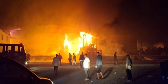 Paketleme fabrikası küle döndü