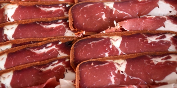 Pastırma yedikten sonra fenalaşan 5 kişi hastanelik oldu