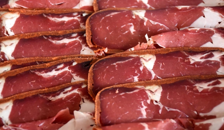 Pastırma yedikten sonra fenalaşan 5 kişi hastanelik oldu