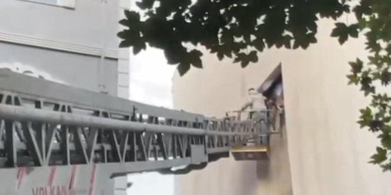 Polisten kaçtı: Baca boşluğuna sıkıştı