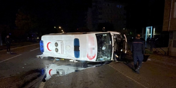 Samsun’da otomobil ile ambulans çarpıştı: Yaralılar var