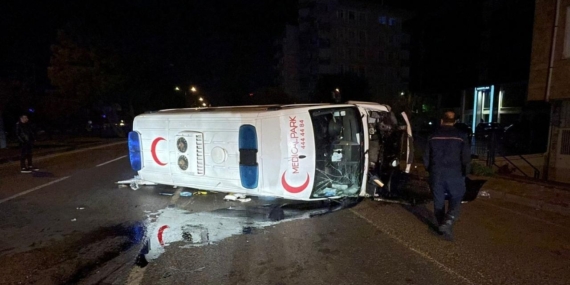 Samsunda otomobil ile çarpışan ambulanstaki 5 kişi yaralandı