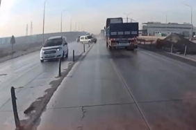 Savrulan hafif ticari araç tırla çarpıştı: O anlar kamerada