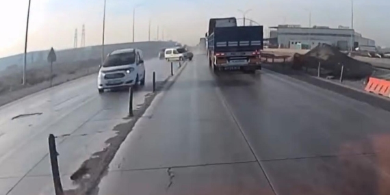 Savrulan hafif ticari araç tırla çarpıştı: O anlar kamerada