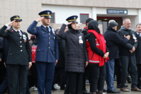 Şehit ağabeyinin cenazesini asker selamıyla karşıladı