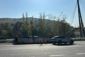 Seyir halindeki tırın dorsesi devrildi