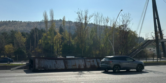 Seyir halindeki tırın dorsesi devrildi