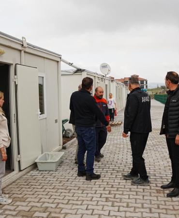 Sındırgı'da evleri hasar gören vatandaşlar geçici yaşam merkezine yerleştiriliyor