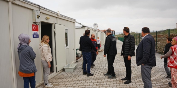 Sındırgı’da evleri hasar gören vatandaşlar geçici yaşam merkezine yerleştiriliyor