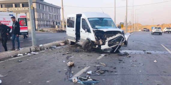 Şırnak’ta minibüs ve hafif ticari araç çarpıştı: 19 yaralı