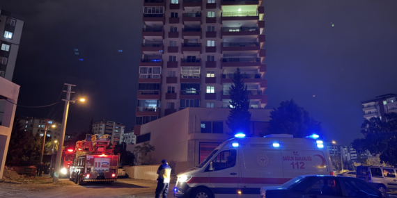 Site otoparkında 3 araç yandı, 18 kişi dumandan etkilendi