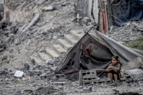 Soykırımcı İsrail, ateşkese rağmen Gazze'de saldırılara ve evleri yıkmaya devam ediyor