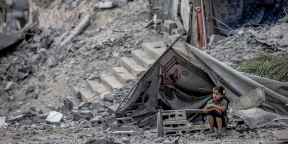 Soykırımcı İsrail, ateşkese rağmen Gazze’de saldırılara ve evleri yıkmaya devam ediyor