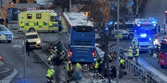 Stockholm’de otobüs durağa çarptı: Çok sayıda ölü ve yaralı var
