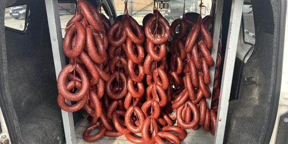 Şüpheli araç durduruldu, 120 kilogram kaçak sucuk ele geçirildi