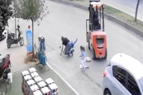 Ters yöne giren forklift, baba ve 2 çocuğuna çarptı