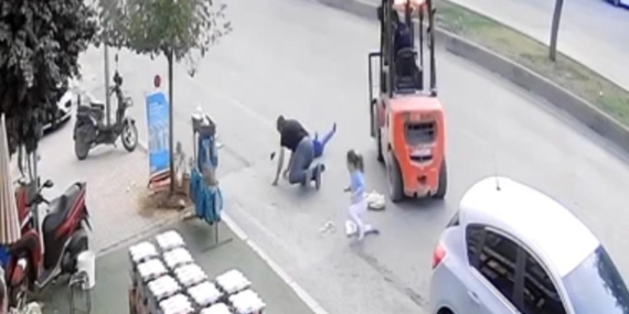 Ters yöne giren forklift, baba ve 2 çocuğuna çarptı