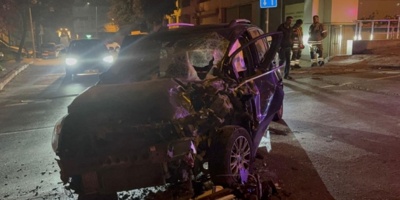 Ters yöne giren otobüs ile otomobil çarpıştı